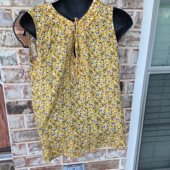 Old navy top sleeveless yellow in color size M - Picture 6 of 7